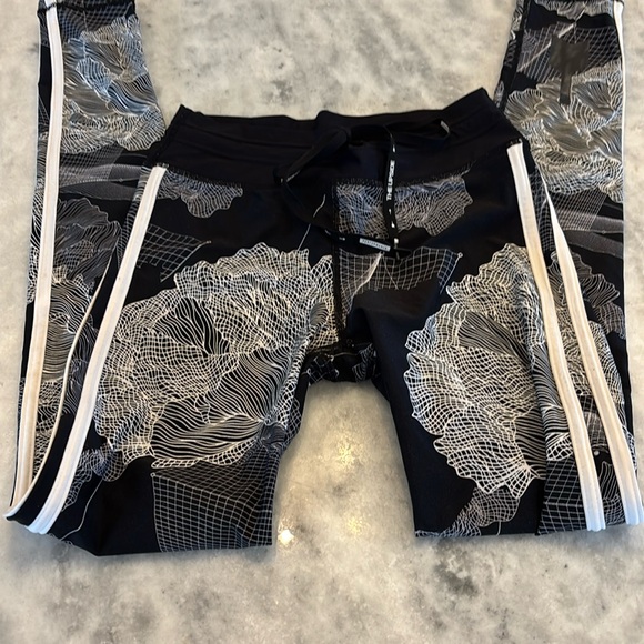 The Upside Performance Leggings - Picture 2 of 6